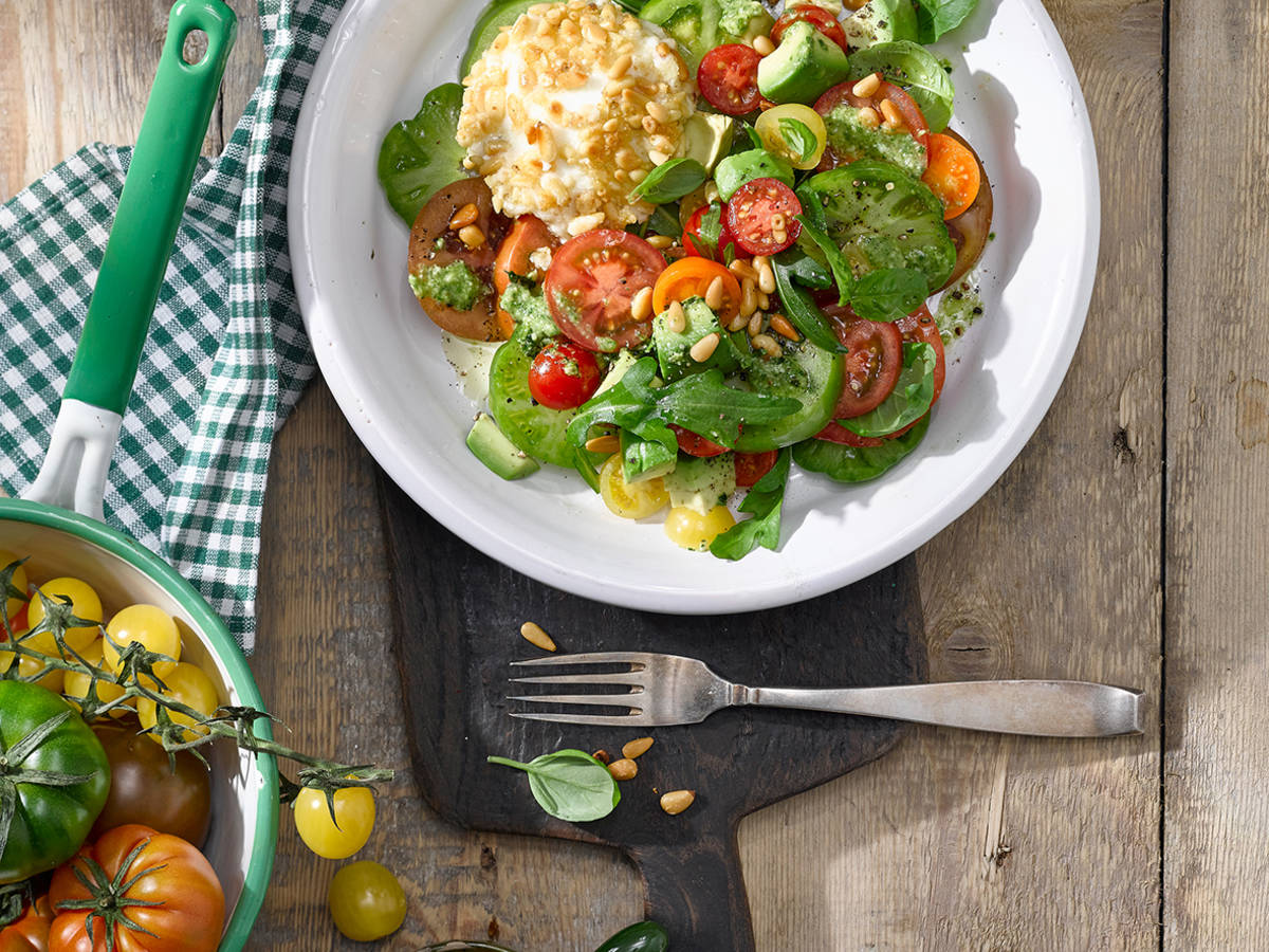 Caprese de luxe mit Mozzarella, bunten Tomaten, Pinienkernen, Parmesan ...