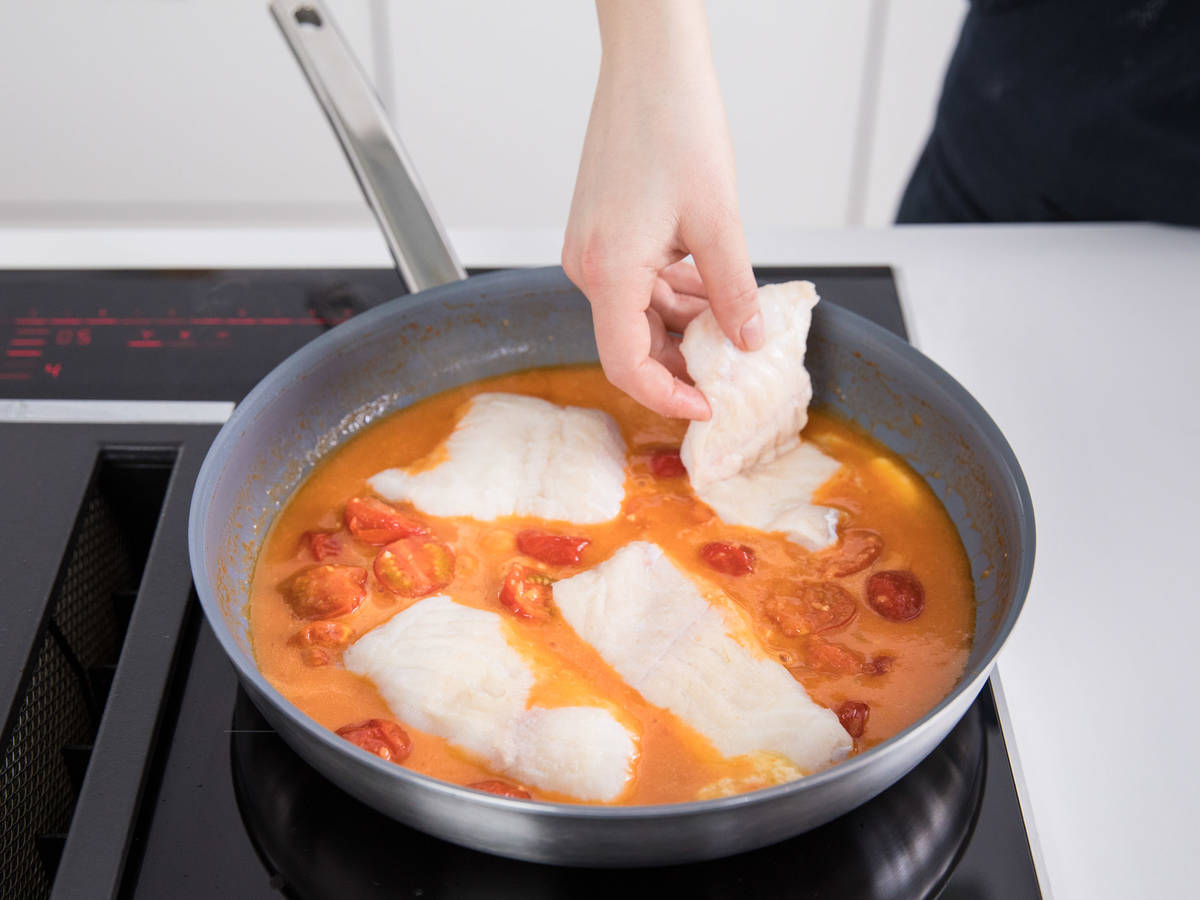 Pochierter Kabeljau in Tomatensoße | Rezept | Kitchen Stories