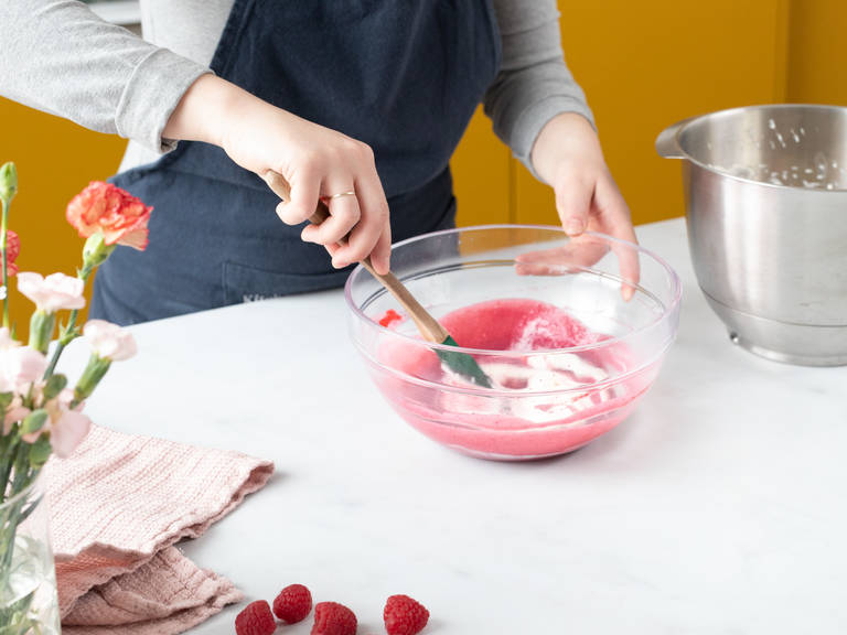To make the raspberry cream filling, purée raspberries, pass through a sieve, and reserve the liquid. In a bowl, whip the cream until stiff and set aside. Roughly chop white chocolate and set over a double boiler with simmering water to melt. When fully melted, remove from heat and gradually stir in raspberry purée liquid. Let cool down for approx. 5 min., then fold in whipped cream with a rubber spatula. Transfer cream into a piping bag and store in the fridge until assembling the cream puffs.