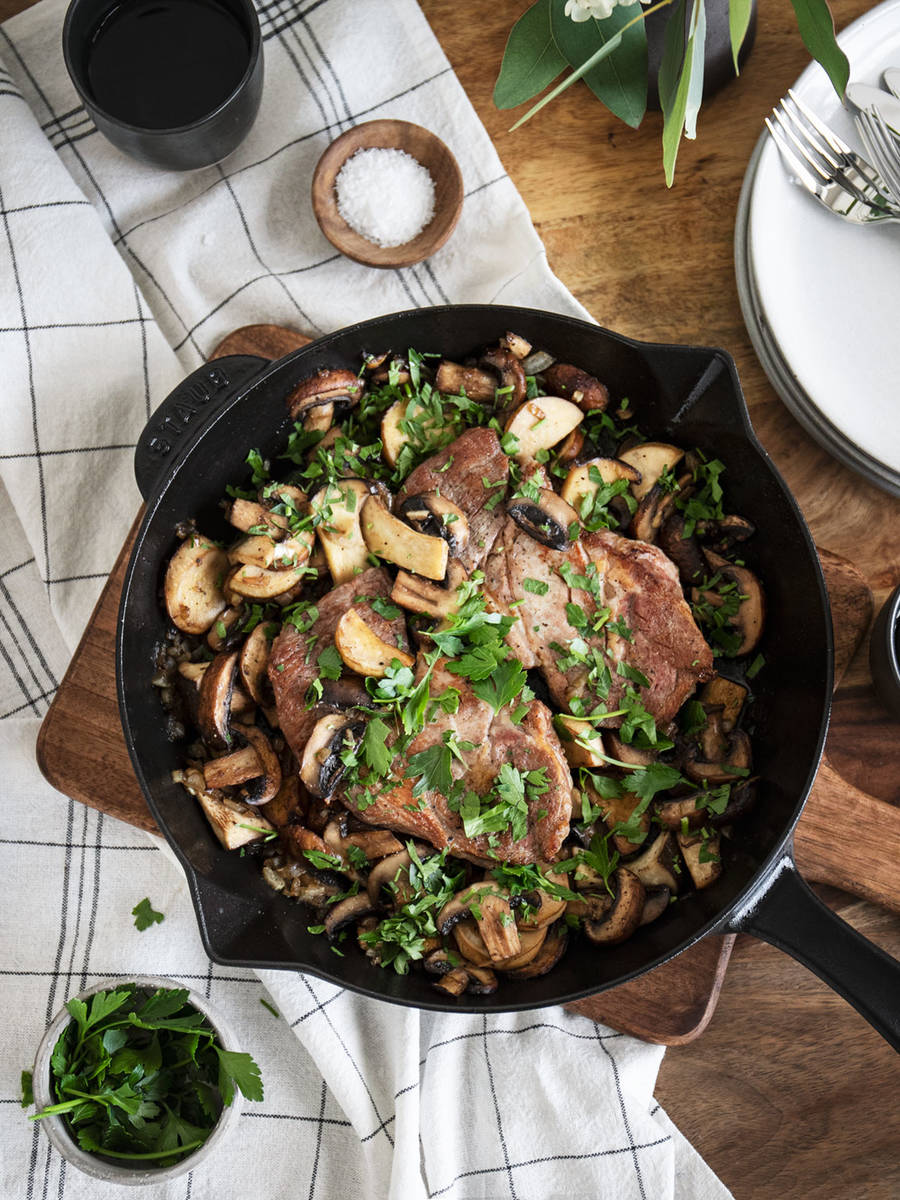 Gebratenes Schweinefleisch mit Bambussprossen und Pilzen (Yú xiāng ròu ...