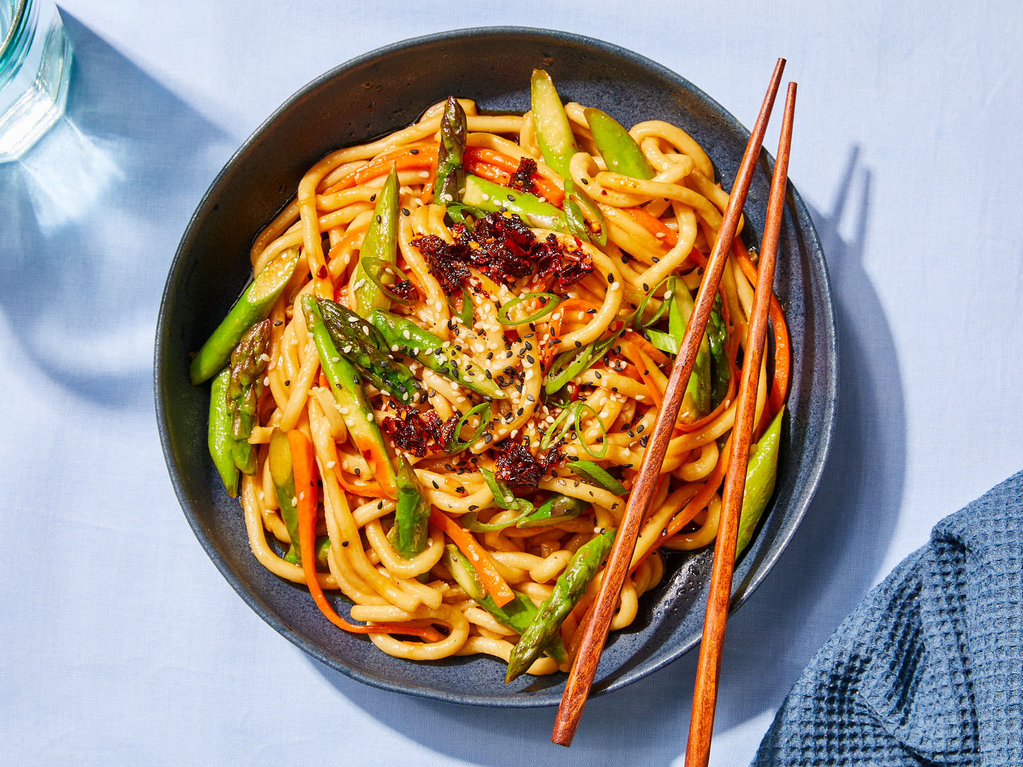 Schnelles Udon-Nudel Stir-Fry mit grünem Spargel