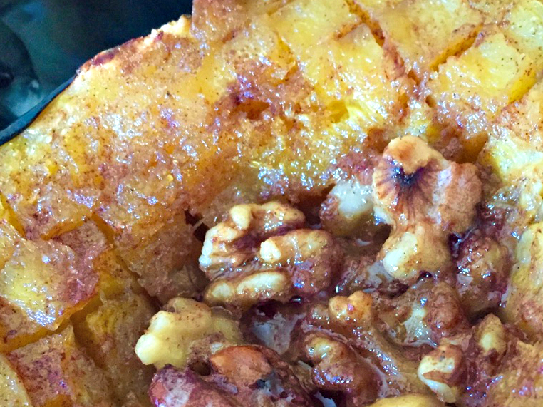 Gerösteter Eichelkürbis mit karamellisierten Walnüssen
