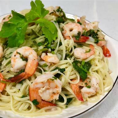 Angel Hair-Pasta mit Garnelen in Weißweinsoße