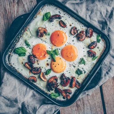Ofen-Spiegelei mit karamellisierten Champignons