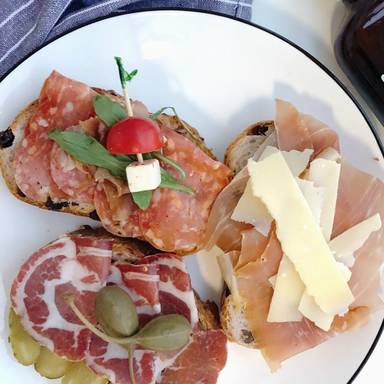 Bruschetta und Antipasti Crostinis
