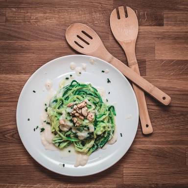Zoodles mit cremiger Blumenkohlsauce
