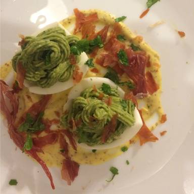 Russische Eier mit Avocadocreme und Prosciutto