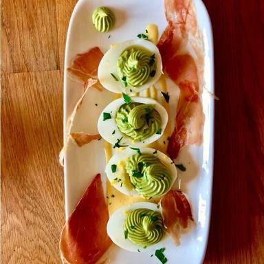 Russische Eier mit Avocadocreme und Prosciutto