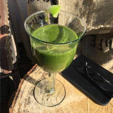 Matcha, spinach, and kiwi smoothie