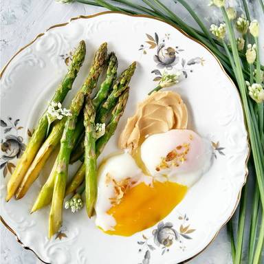 Gerösteter Spargel mit pochiertem Ei