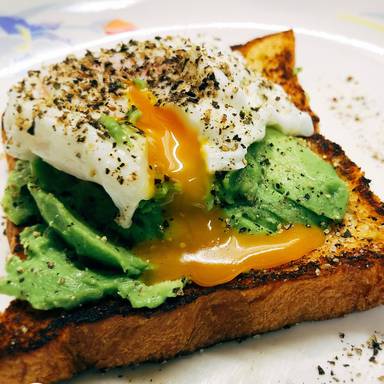 Pochierte Eier auf Avocado-Toast